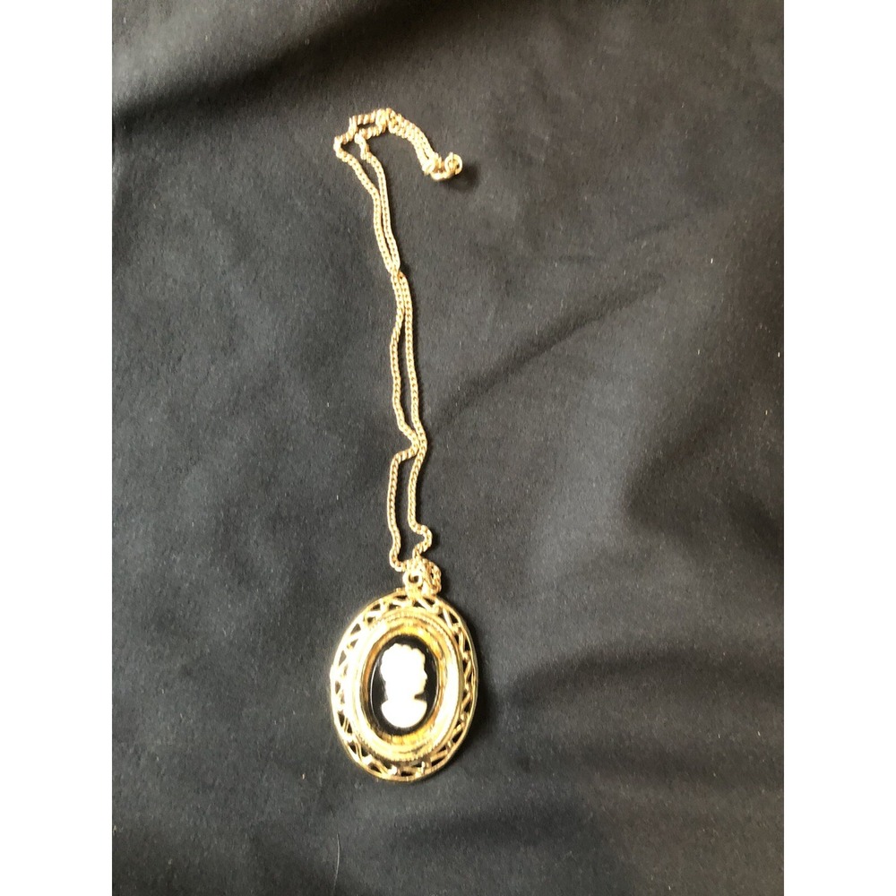 Vintage Gold Tone Chain Necklace Faux White Black‎ Cameo Pendant